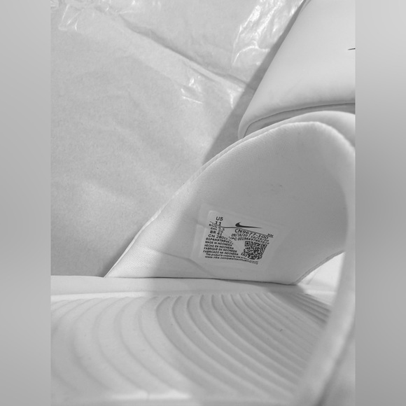 Nike White Benassi Slides Sandals Men’s Size 11 | Black Logo | Great Shape - Picture 7 of 7